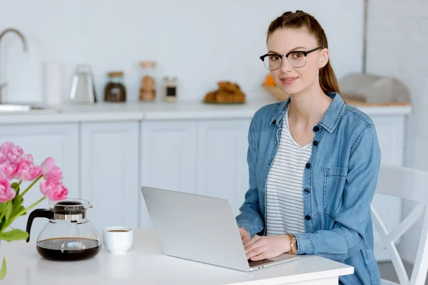 Teletrabajo Femenino Joven Con Café Usando Portátil Cocina —  Fotos de Stock