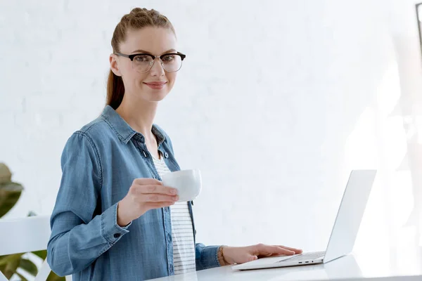 Giovane Freelance Con Computer Portatile Possesso Una Tazza Caffè Cucina — Foto Stock