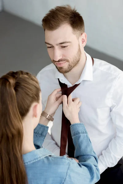 Jovem Esposa Vestindo Uma Gravata Feliz Homem Negócios Casa — Fotografia de Stock Grátis