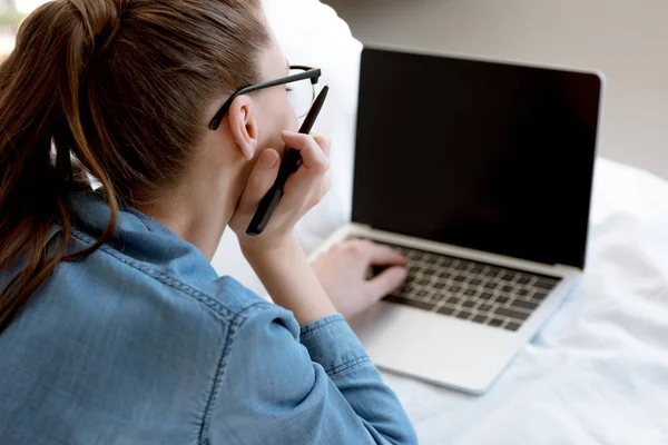 Vista Posterior Teletrabajo Femenino Joven Usando Ordenador Portátil Dormitorio —  Fotos de Stock