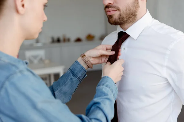 Unga Fru Bär Slips Affärsman Hemma — Stockfoto