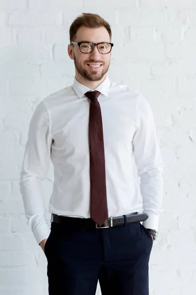 Homem Negócios Sorridente Óculos Posando Perto Parede Branca — Fotografia de Stock