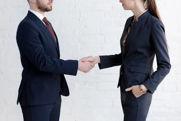 Beskuren Bild Företagare Som Skakar Hand Nära Vit Vägg — Stockfoto