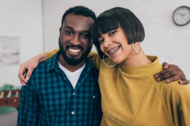 birbirlerine kucaklayan genç çok kültürlü çift portresi