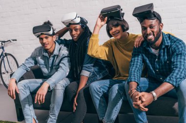 çok kültürlü genç arkadaşlarla sanal gerçeklik mezartaşı kaldırdı 