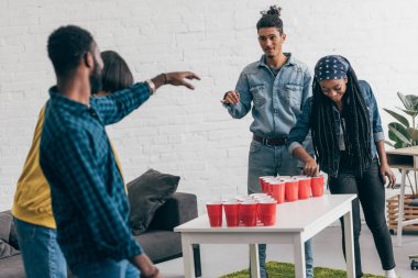bira pong masasında oynayan arkadaşlar çok ırklı grup 