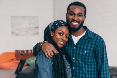 Afrika kökenli Amerikalı çift gülümseyen genç portresi 