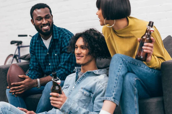 Jonge Multiculturele Vrienden Met Flessen Bier Bal Voor American Football — Gratis stockfoto