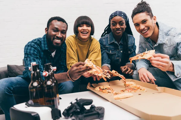 Sorrindo Grupo Jovens Amigos Multiculturais Comendo Pizza — Fotografia de Stock