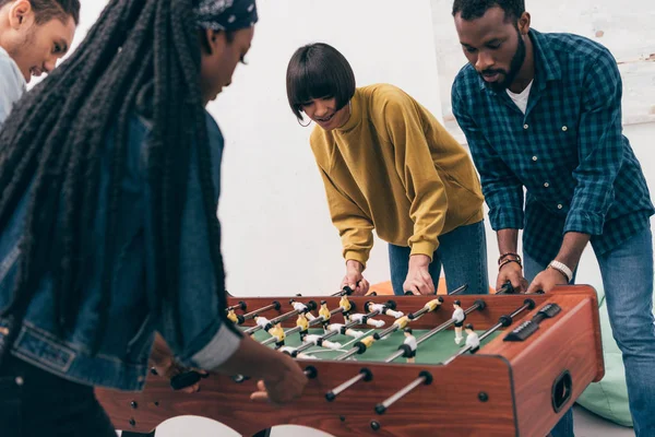 Junge Multiethnische Freunde Spielen Tischkicker — Stockfoto