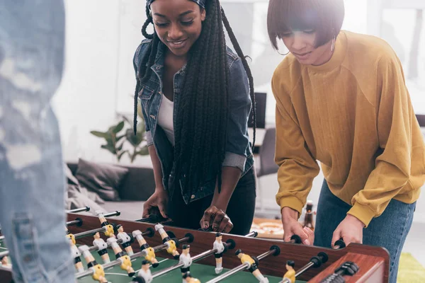 Bijgesneden Afbeelding Van Glimlachen Multiculturele Vrienden Spelen Tafelvoetbal — Stockfoto