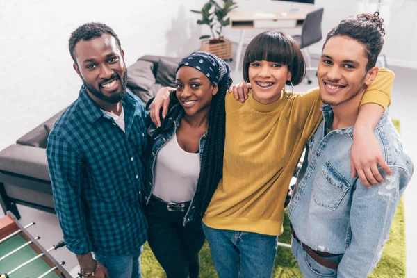 Visão Alto Ângulo Grupo Multicultural Sorridente Amigos — Fotografia de Stock