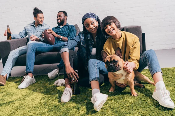 Two Young Female Friends Sitting Rug Dog Two Young Men — Free Stock Photo