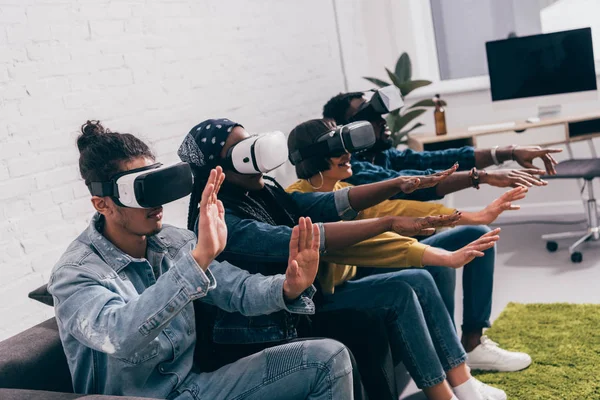 Amigos Multiculturales Sentados Sofá Usando Auriculares Realidad Virtual —  Fotos de Stock