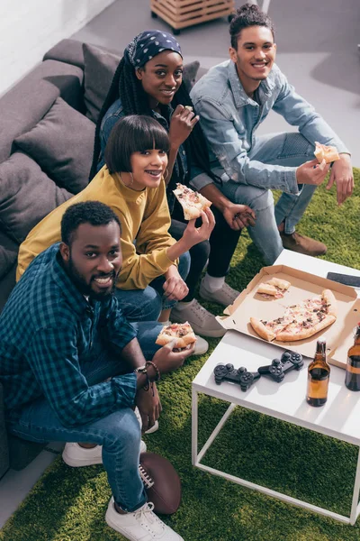 Wysoki Kąt Widzenia Młodych Przyjaciół Wieloetnicznym Siedząc Pizza Siedząc Kanapie — Darmowe zdjęcie stockowe