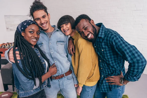 Jovem Grupo Sorridente Amigos Multiétnicos Abraçando Uns Aos Outros — Fotografia de Stock