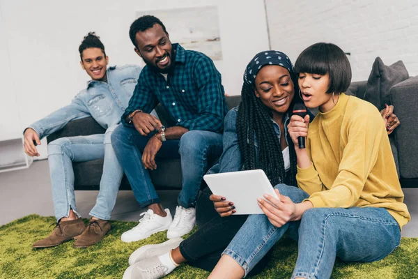 Multi Etnisch Vriendinnen Met Microfoon Digitale Tablet Zingen Karaoke Mannelijke — Stockfoto