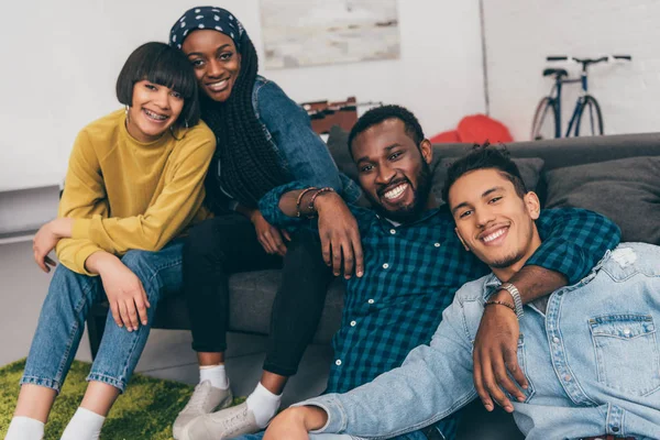 Lachende Multiculturele Jonge Vrienden Kijken Naar Camera — Stockfoto