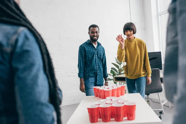 Çok Irklı Grup Bira Pong Masasında Oynayan Arkadaşıyla Kırpılmış Atış — Stok fotoğraf