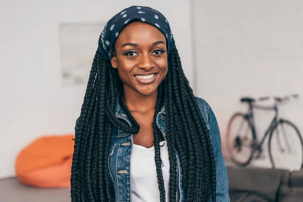 Portrét Mladé Usměvavé Afroamerické Ženy — Stock fotografie
