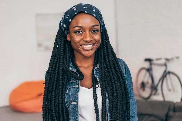 Retrato Jovem Mulher Afro Americana Sorridente — Fotografia de Stock