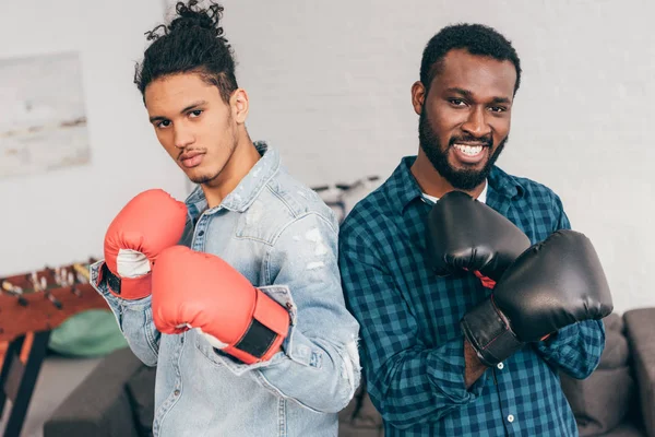 Porträt Zweier Junger Multikultureller Männer Boxhandschuhen — kostenloses Stockfoto