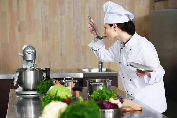 Vrouwelijke Chef Kok Proeven Schotel Restaurant Keuken — Stockfoto