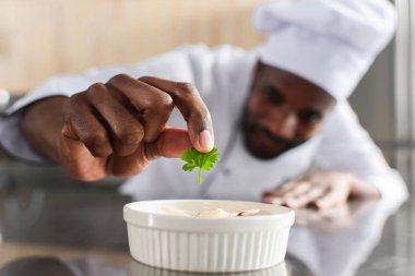 Afrika kökenli Amerikalı şef lokanta mutfağı tabak süsleme yakından görmek