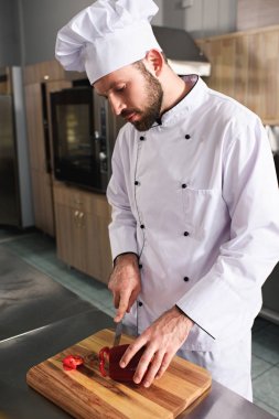 Profesyonel şef kesme biber mutfak masasında