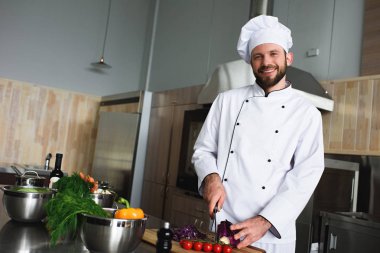 Profesyonel şef kesme sebze mutfak masasında