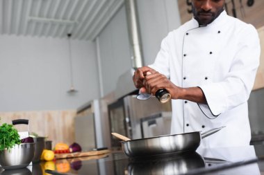 Afrika kökenli Amerikalı şef baharat yemek mutfak soba tarafından