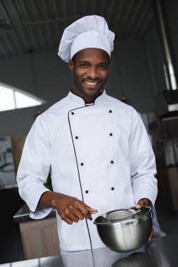 lokanta mutfağı, yakışıklı Afrikalı-Amerikalı şef