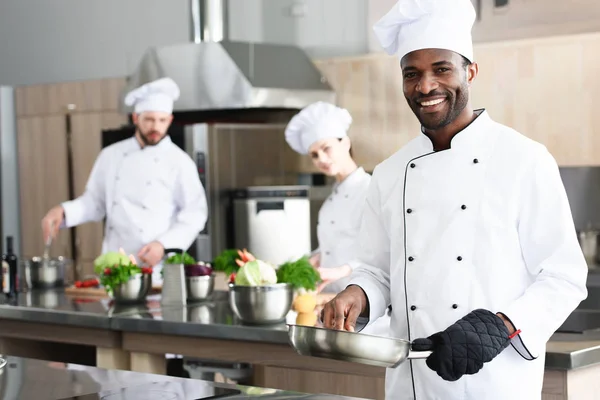 Афро Американських Шеф Кухар Приготування Їжі Колегами Багаторасові — стокове фото