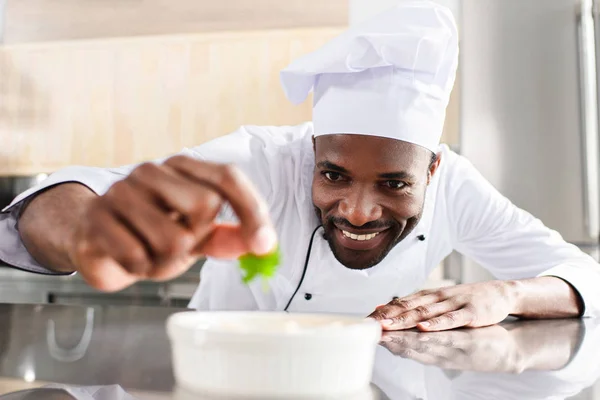 African American Chef Garnishing Dish Restaurant Kitchen — Stock Photo, Image