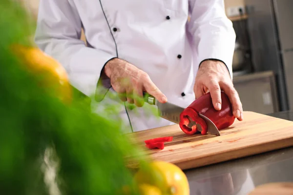 Close Beeld Van Chef Kok Snijden Paddestoelen Een Houten Bord — Stockfoto