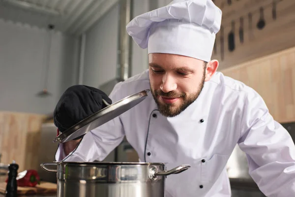 Plat Contrôle Cuisinier Professionnel Sur Cuisine Moderne — Photo