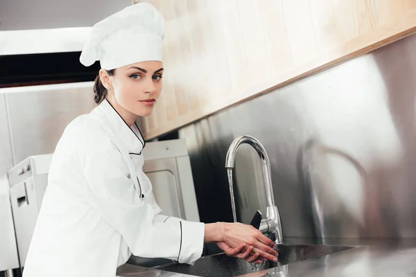 Femme Chef Laver Les Mains Sur Évier Cuisine — Photo