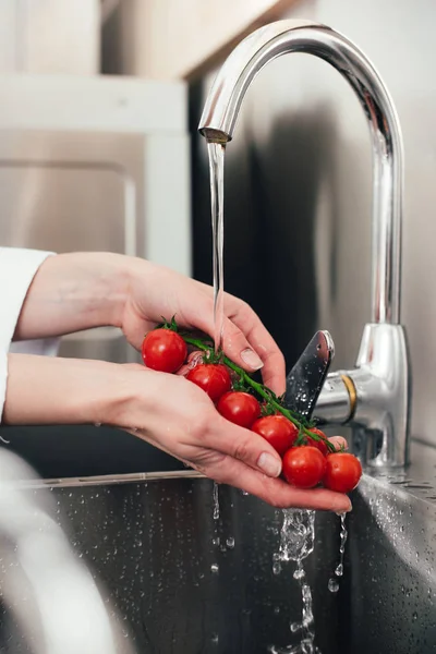 Vue Rapprochée Chef Féminin Qui Lave Les Tomates — Photo