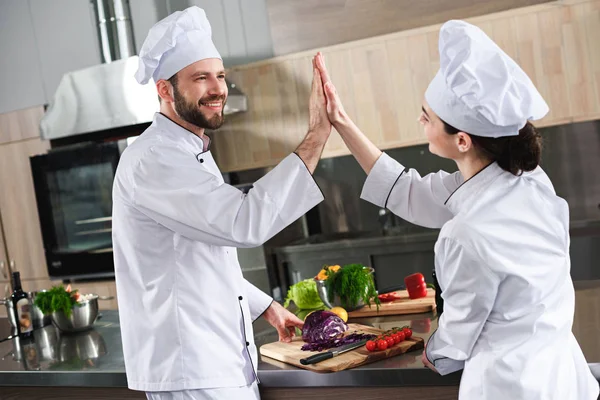 Equipe Profissional Cozinheiros Dando Alta Cinco Por Balcão Cozinha — Fotografia de Stock