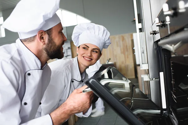 Professional Chefs Checking Baling Oven Kitchen — Stock Photo, Image