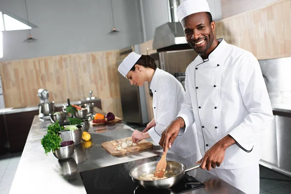 Team Van Multiraciale Mannelijke Vrouwelijke Chef Koks Koken Door Aanrecht — Stockfoto