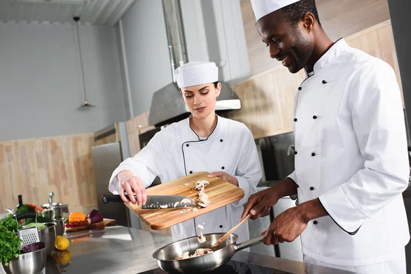 Equipe Multiracial Cozinheiros Que Cozinham Prato Com Cogumelos — Fotografia de Stock Grátis