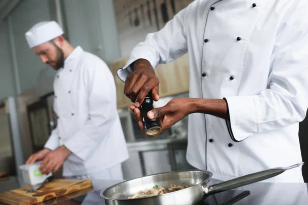 Chef Multiracial Cuisine Équipe Assaisonnement Plat Chaud — Photo
