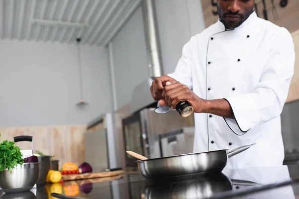 Afro Amerikai Szakács Fűszerezés Étel Konyhában Tűzhely — Stock Fotó