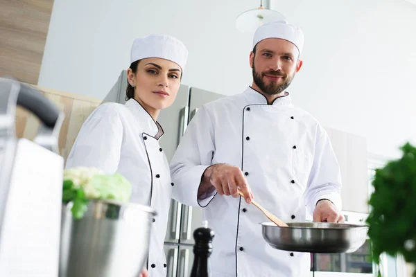 Chefs Con Sartén Mirando Cámara Cocina Del Restaurante —  Fotos de Stock