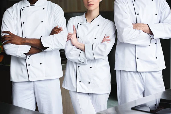 Imagen Recortada Chefs Multiculturales Pie Con Los Brazos Cruzados Cocina —  Fotos de Stock