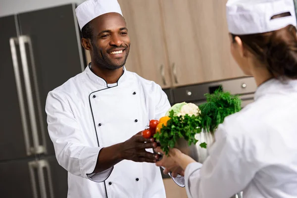 Chef Che Regala Ciotola Con Verdure Collega Afroamericano Alla Cucina — Foto Stock