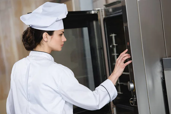 Attractive Chef Setting Oven Cooking Restaurant Kitchen — Stock Photo, Image