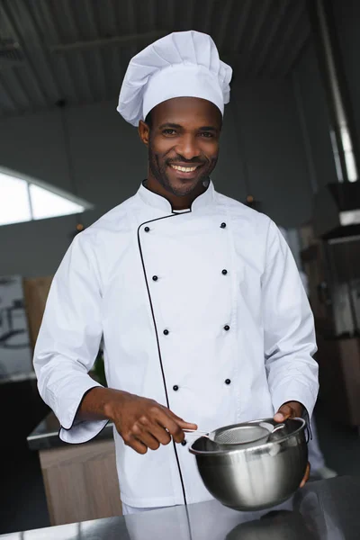 Όμορφος Αφρικανικός Αμερικανός Σεφ Στο Εστιατόριο Κουζίνας — Φωτογραφία Αρχείου