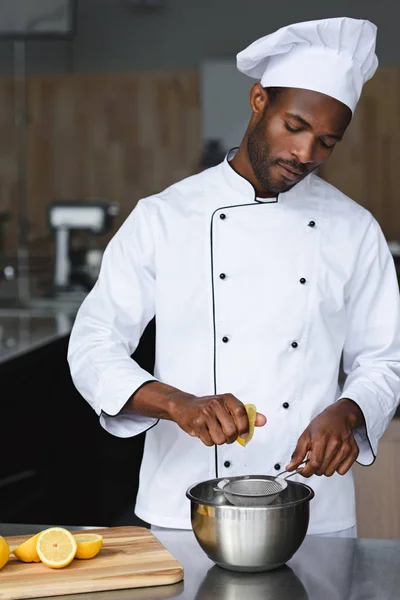 Knappe Afro Amerikaanse Chef Kok Knijpen Citroenen Keuken Van Het — Stockfoto